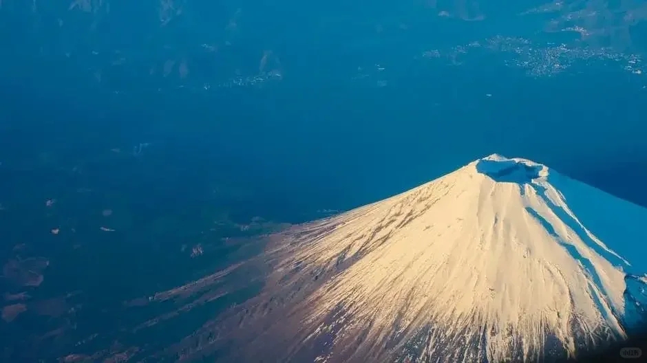 日本海底地图，吓一跳，像站在悬崖边？