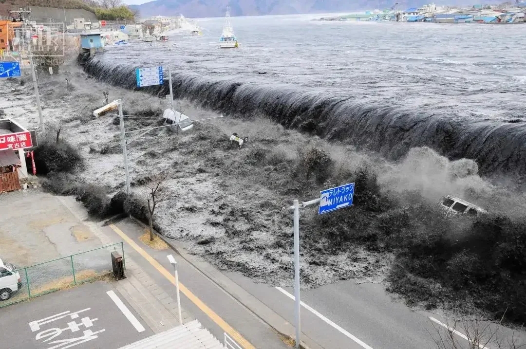 日本海底地图，吓一跳，像站在悬崖边？